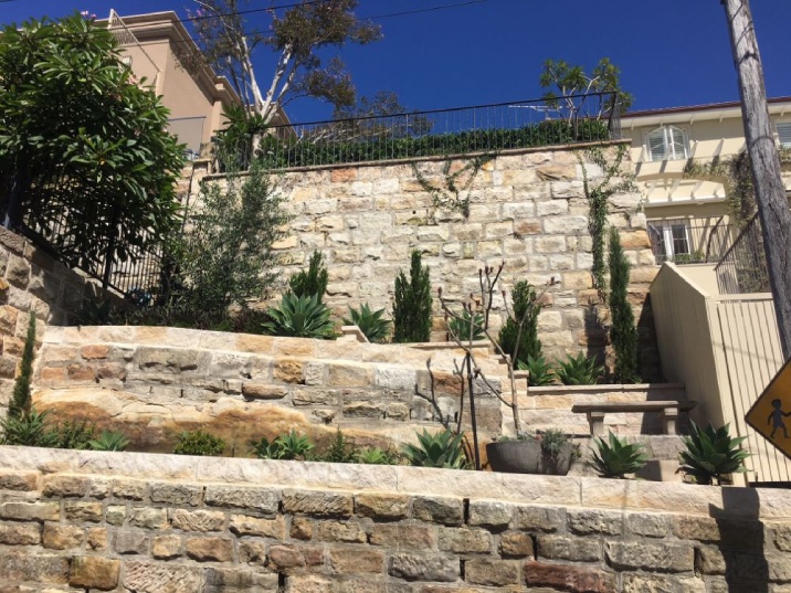 Retaining Wall Cost How To Save In 2022 Oneflare - How Much Does Stone Retaining Wall Cost